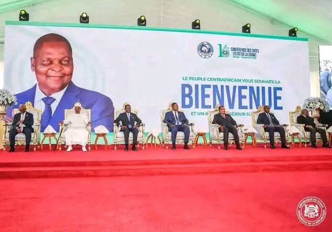 COMMUNAUTE ECONOMIQUE ET MONETAIRE DE LAFRIQUE CENTRALE UN SOMMET HISTORIQUE A BANGUI POUR LINTEGRATION ET LA SOLIDARITE DANS LA SOUS REGION page0 image